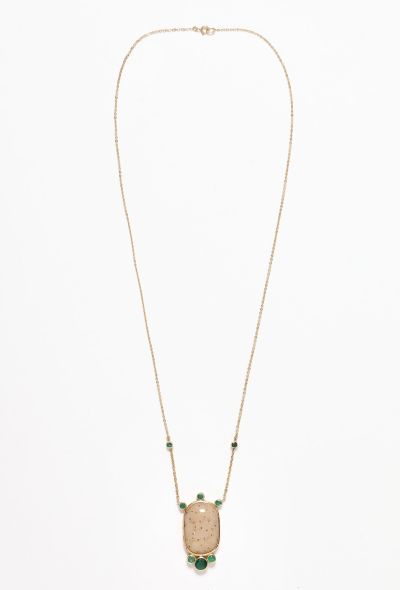 Modern Fine Jewelry 18k Yellow Gold, Fossilised Palm & Emerald Necklace - 2