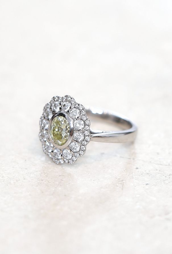 Vintage Fine Jewelry Stunning Floral 18k White Gold & Diamond Ring - 3