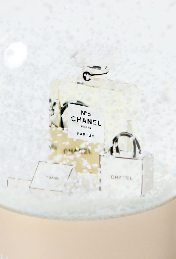 Chanel N°5 Snow Globe - 2