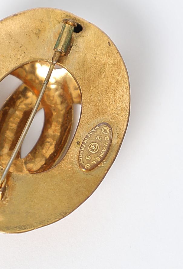 Chanel 1992 Hammered 'CC' Brooch - 4