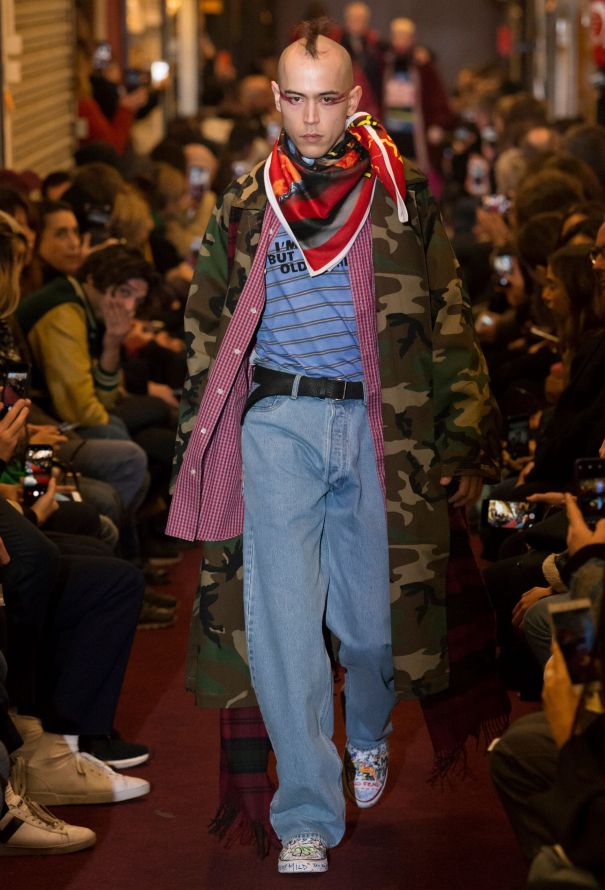 Vetements F/W 2018 Graffiti Canvas Sneakers - 3