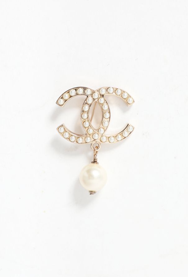 Chanel Fantasy Pearl 'CC' Brooch - 1