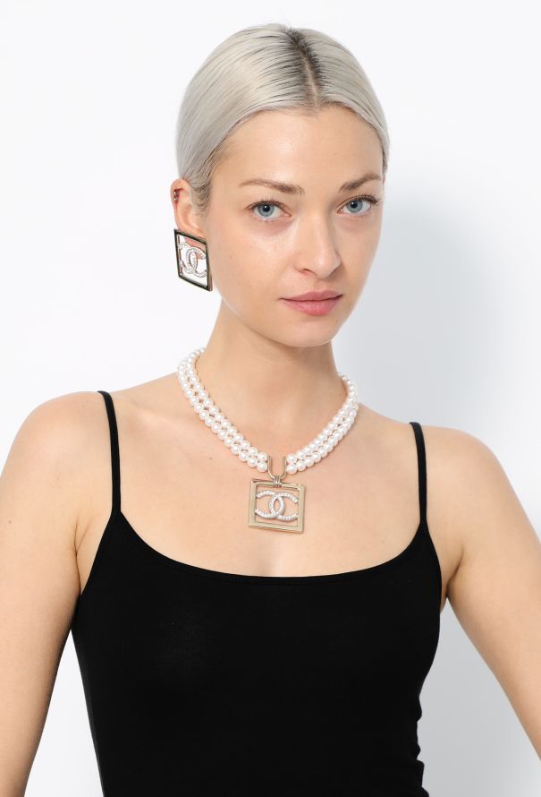 Chanel 2023 Strass 'CC' Pearl Necklace & Earrings - 1