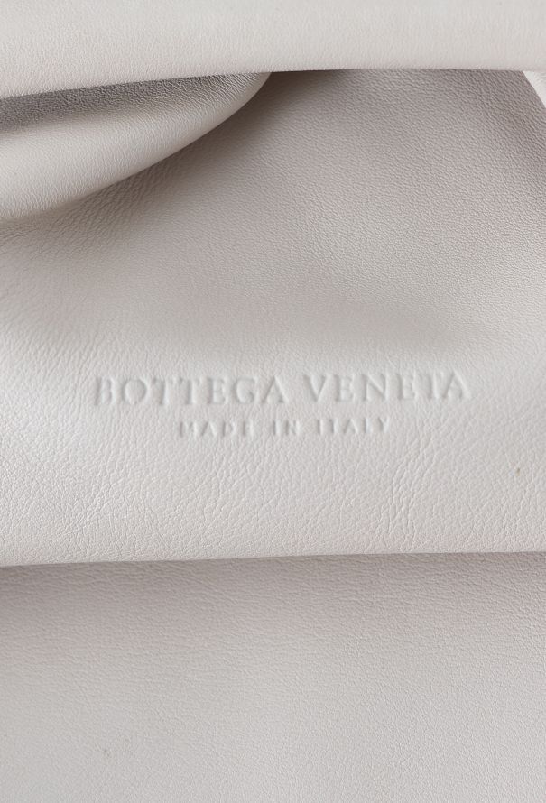 Bottega Veneta The Pouch Clutch in Off-White Leather – 2020 - 12